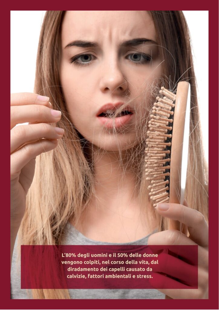 donna che guarda i capelli persi raccolti dalla spszzola
